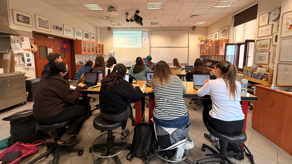 Übertragende Gastvorlesung an der Universität.